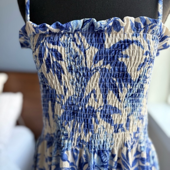 H&M Floral Print Smocked Waist Midi Dress in Blue and White - Picture 13 of 17